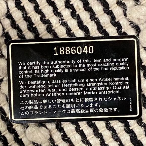 Authentic classic  Chanel chevron handbag - Picture 11 of 17